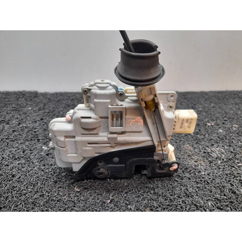 Recambio de cerradura puerta trasera izquierda para audi a6 berlina (4f2) 2.4 referencia OEM IAM 4F0839015  