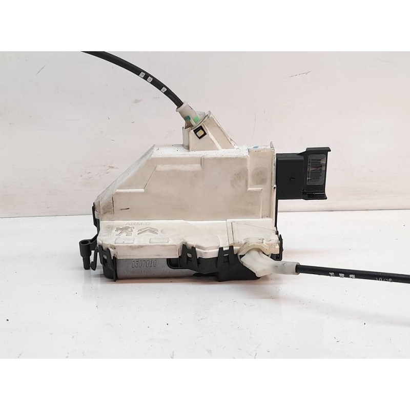 Recambio de cerradura puerta lateral derecha para peugeot partner kasten confort pack l1 referencia OEM IAM 828414  