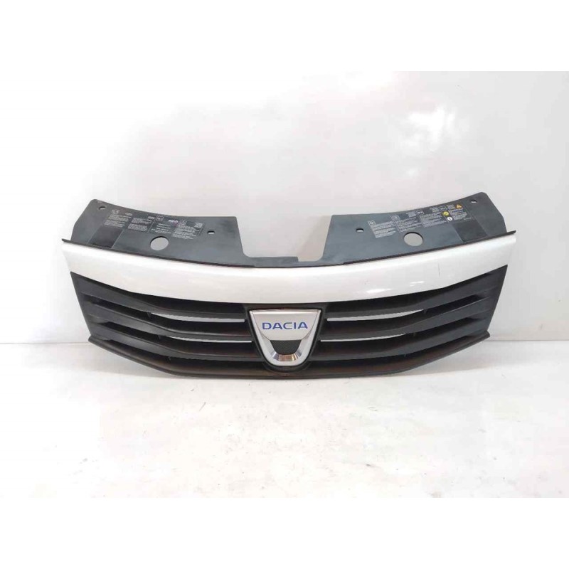 Recambio de rejilla delantera para dacia sandero básico referencia OEM IAM 8200735104  