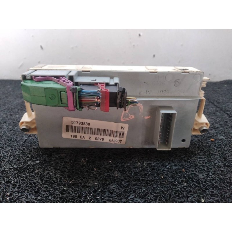 Recambio de caja reles / fusibles para fiat bravo (198) 1.9 16v dynamic multijet referencia OEM IAM 51793838 - Azul 3