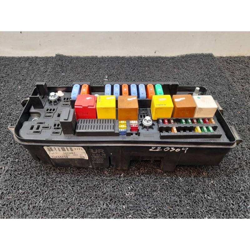 Recambio de caja reles / fusibles para opel signum elegance referencia OEM IAM 13144710 519067011 