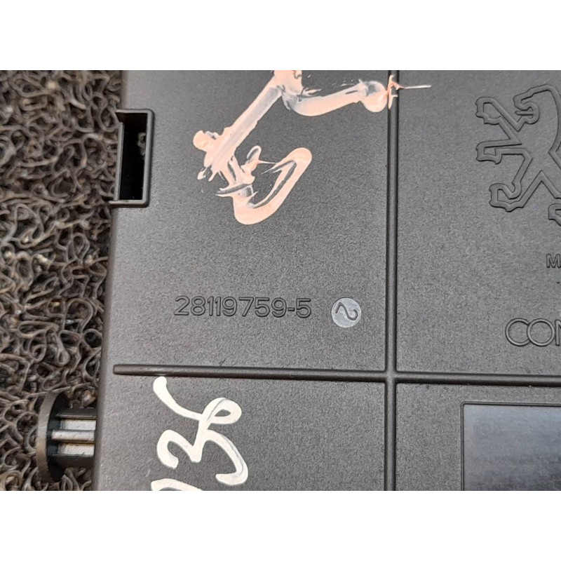Recambio de caja reles / fusibles para peugeot 3008 sport pack referencia OEM IAM 281197595 2