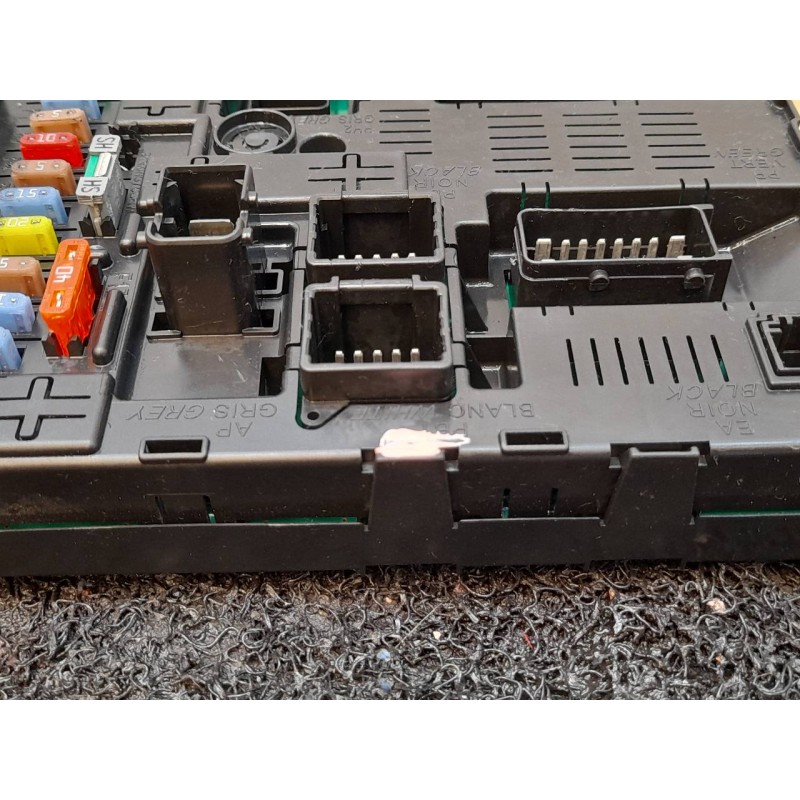 Recambio de caja reles / fusibles para peugeot 3008 sport pack referencia OEM IAM 281197595 3