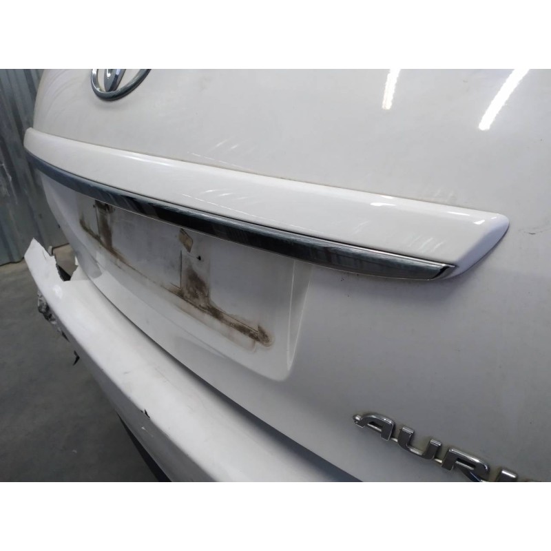Recambio de molduras traseras para toyota auris active referencia OEM IAM - Blanco 2