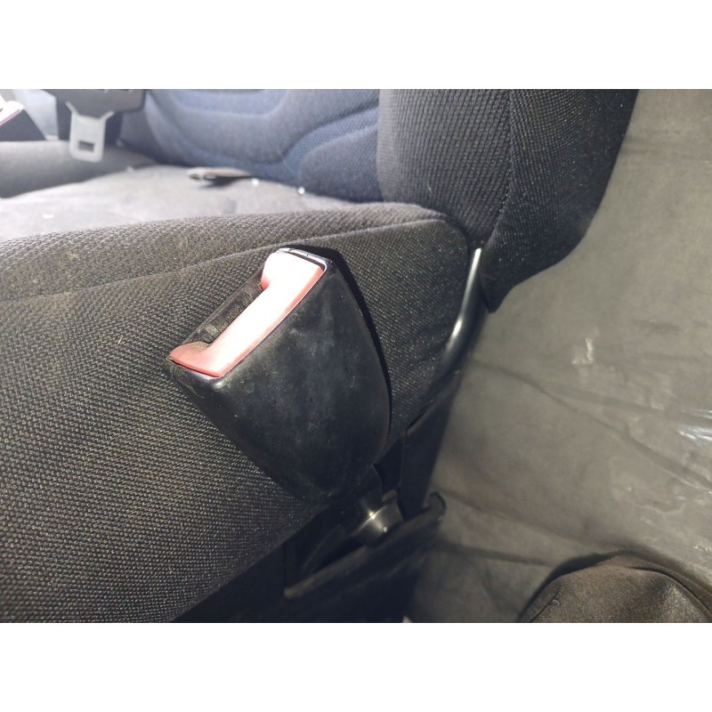 Recambio de enganche cinturon delantero derecho para iveco daily furgón fg h2 33 s ... v batalla 3520 l referencia OEM IAM - Blanco