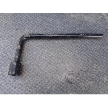 LLAVE RUEDA 