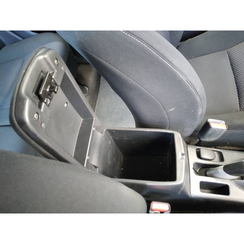 Recambio de apoyabrazos central para toyota auris active referencia OEM IAM - Blanco 2