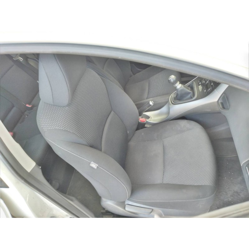 Recambio de asiento delantero derecho para toyota auris active referencia OEM IAM - Blanco 3