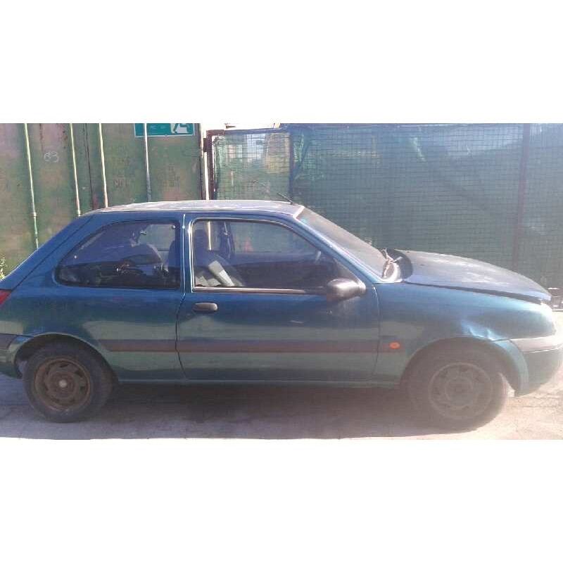 ford fiesta berlina del año 2000