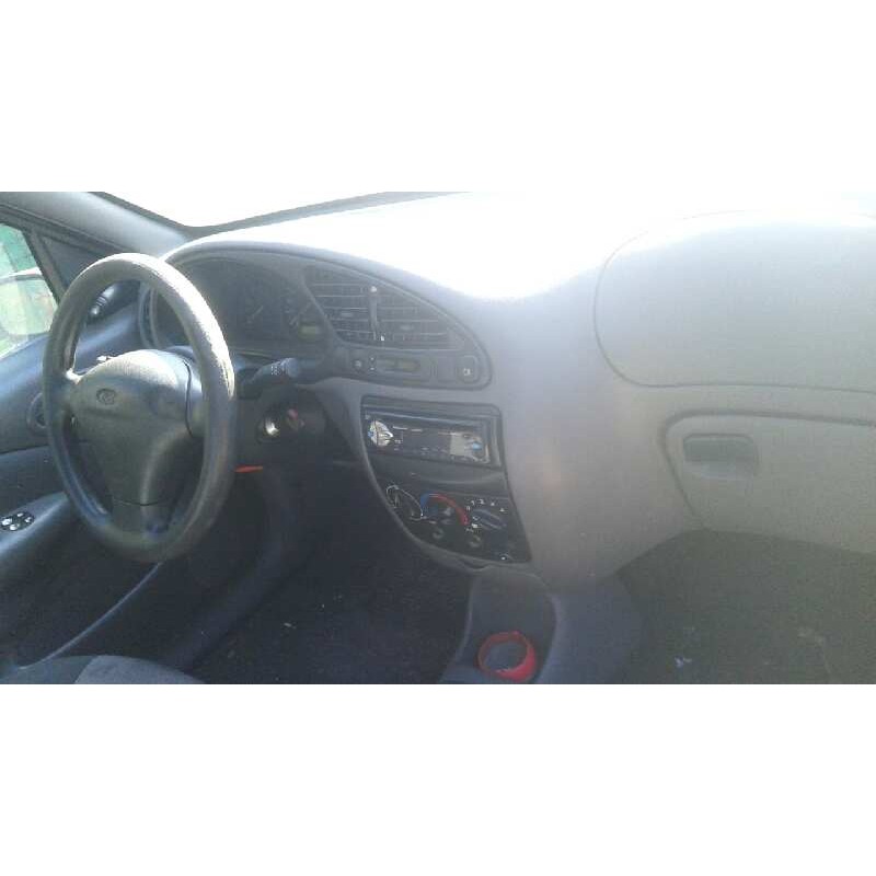 ford fiesta berlina del año 2000