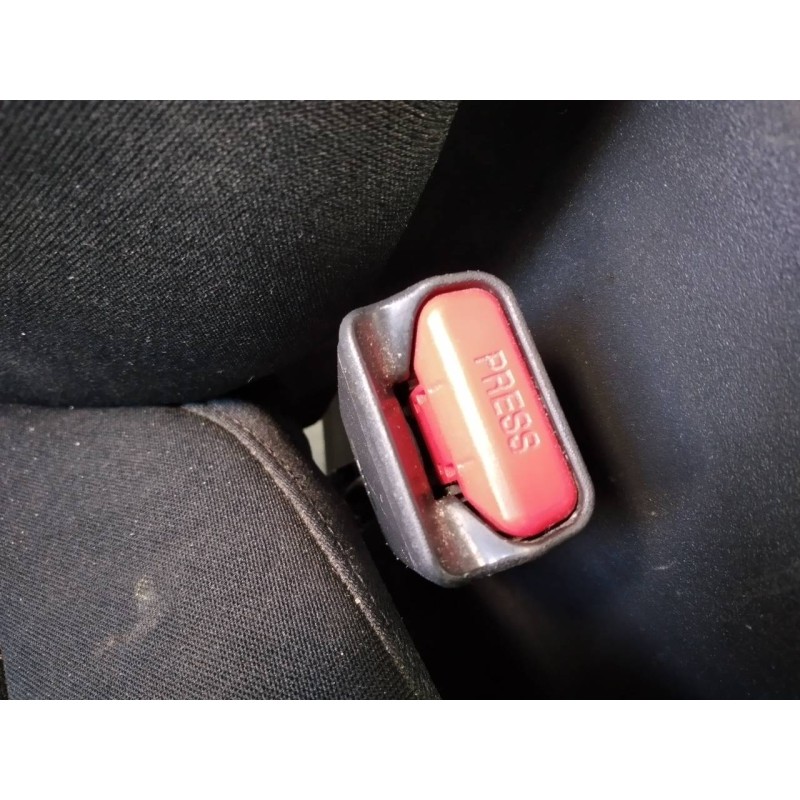 Recambio de enganche cinturon delantero derecho para toyota auris active referencia OEM IAM   