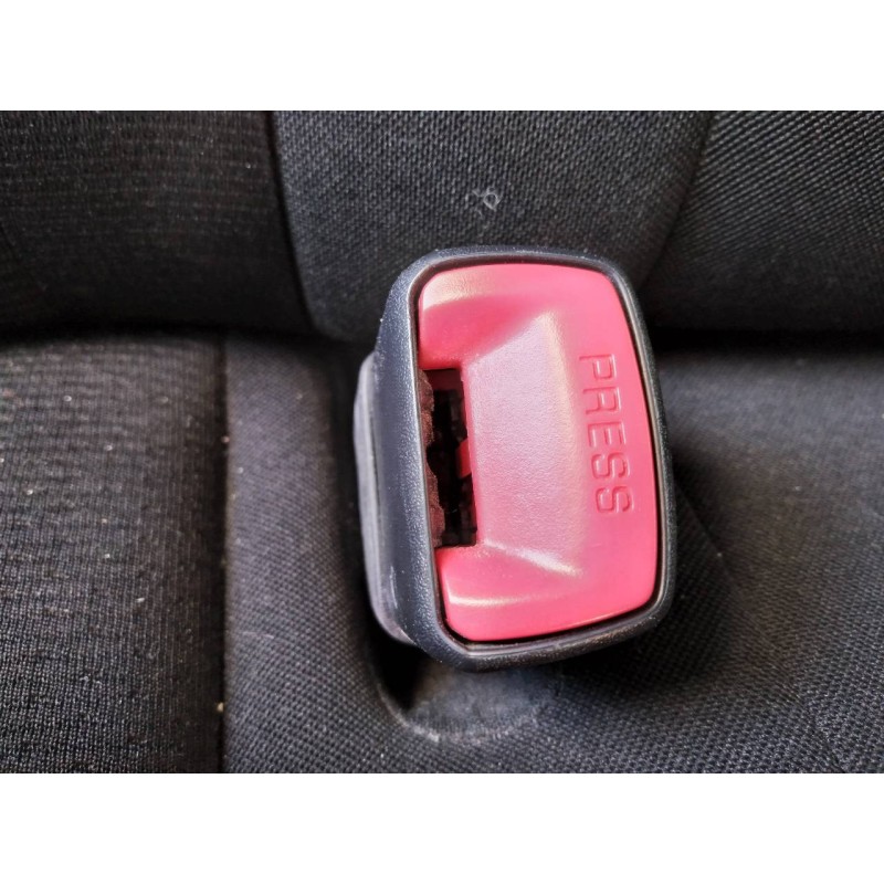 Recambio de enganche cinturon trasero derecho para toyota auris active referencia OEM IAM   