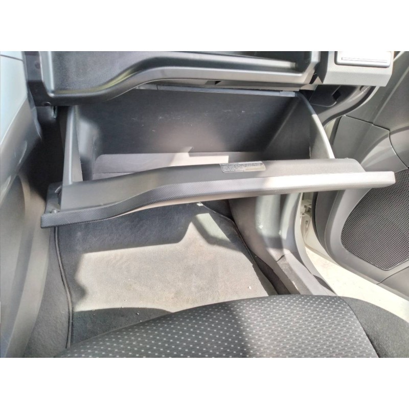 Recambio de guantera para toyota auris active referencia OEM IAM - Blanco 2