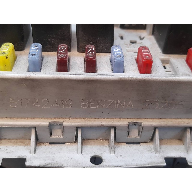 Recambio de caja reles / fusibles para alfa romeo gt (125) 1.8 ts impression referencia OEM IAM 51742419 2