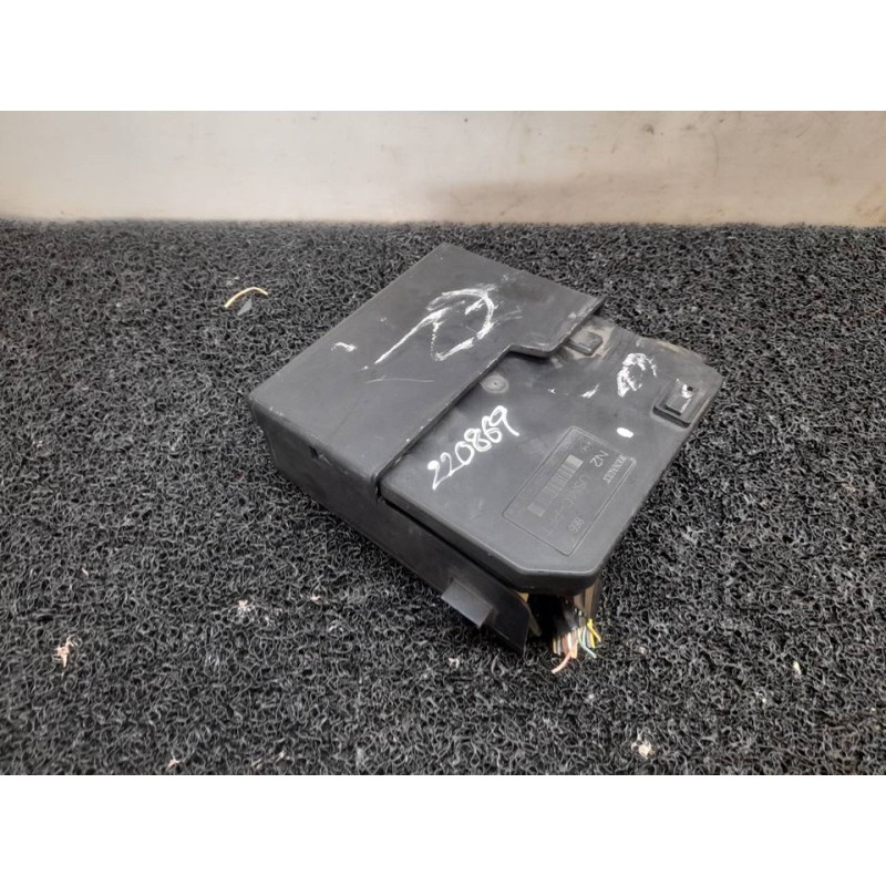 Recambio de caja reles / fusibles para renault scenic ii grand confort dynamique referencia OEM IAM 8200481866  