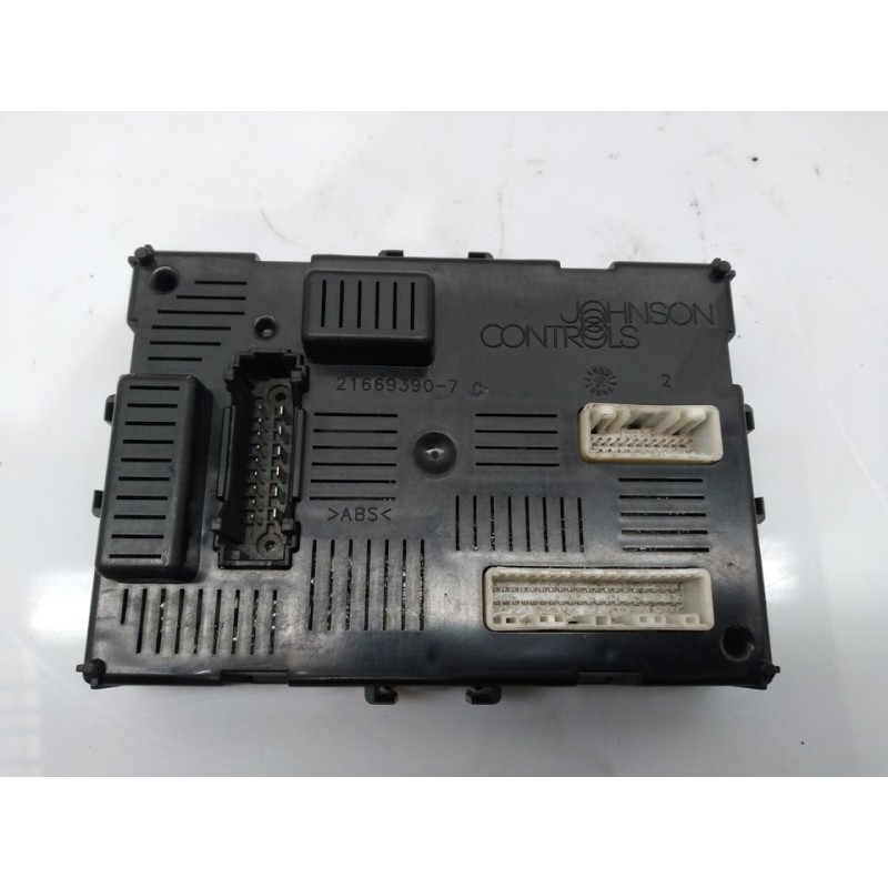 Recambio de caja reles / fusibles para renault clio iii emotion referencia OEM IAM 8200652285  