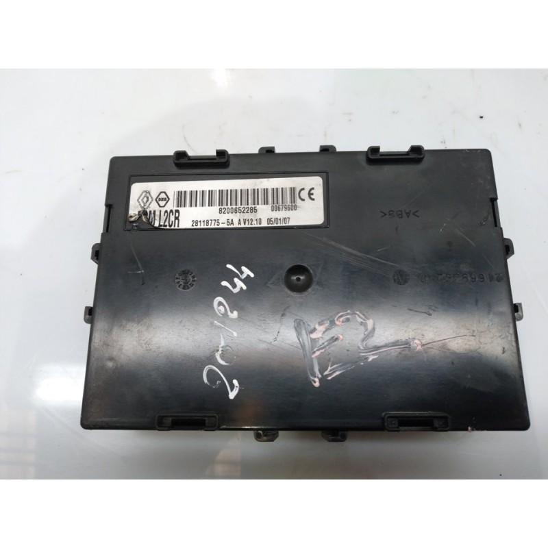 Recambio de caja reles / fusibles para renault clio iii emotion referencia OEM IAM 8200652285 2