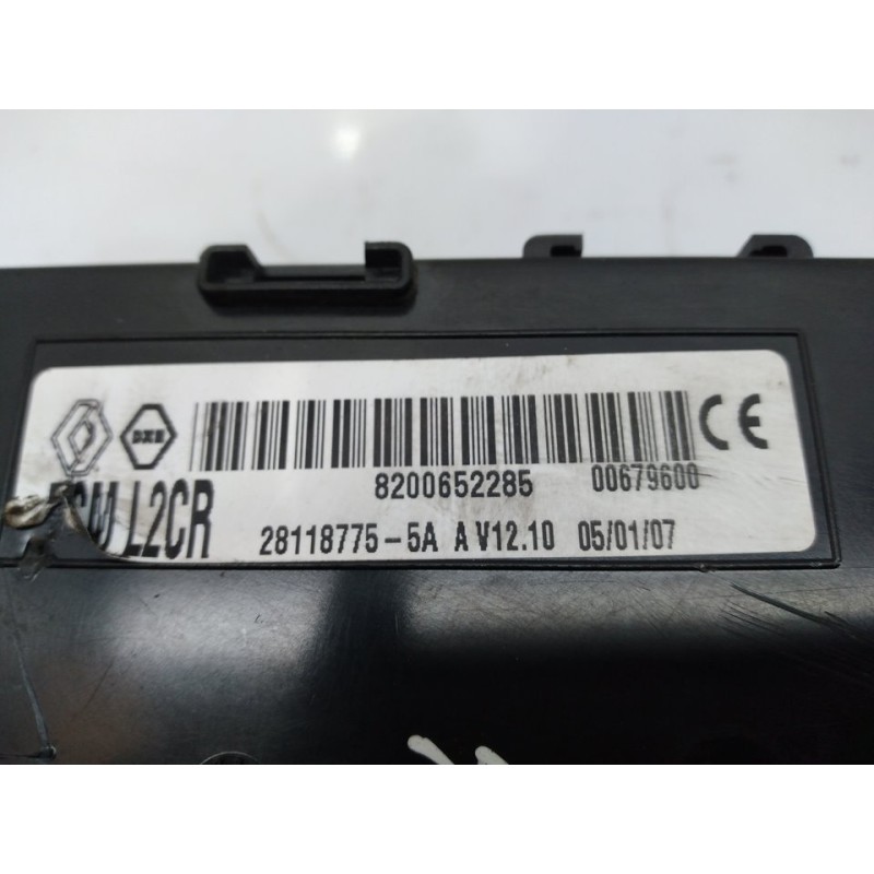 Recambio de caja reles / fusibles para renault clio iii emotion referencia OEM IAM 8200652285 3