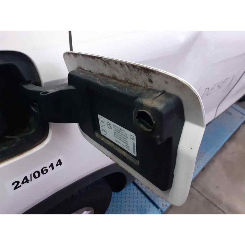 Recambio de tapa exterior combustible para seat arona xcellence edition referencia OEM IAM - Blanco 4