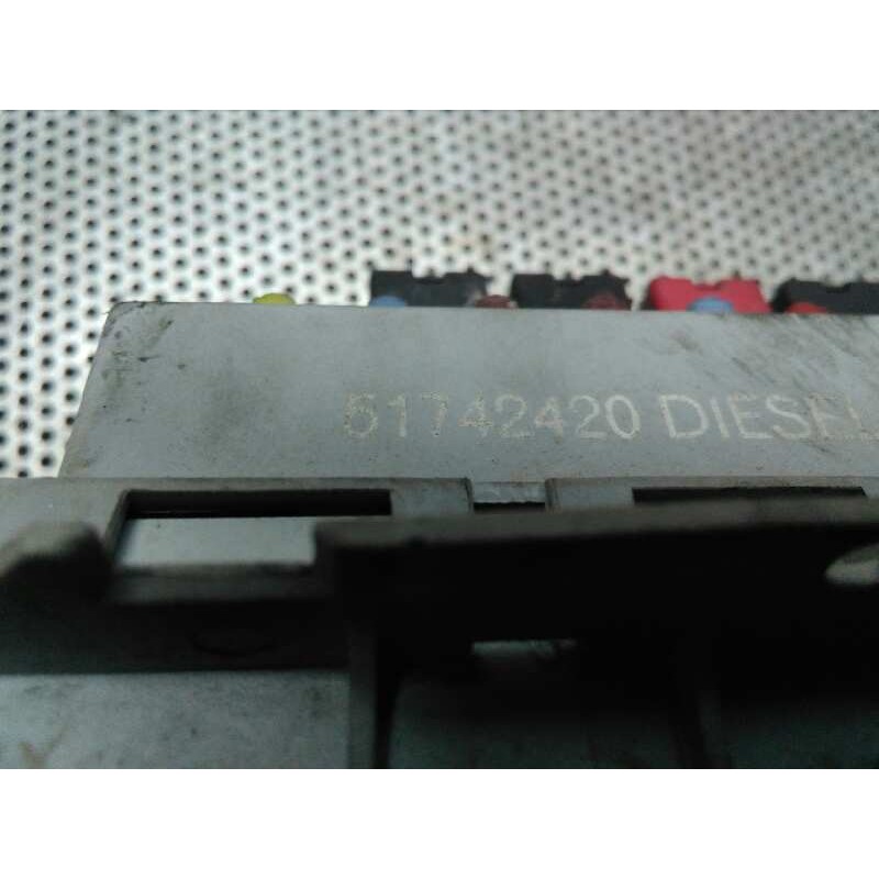 Recambio de caja reles / fusibles para alfa romeo 147 (190) 1.9 jtd cat referencia OEM IAM 51742420 - Rojo 2