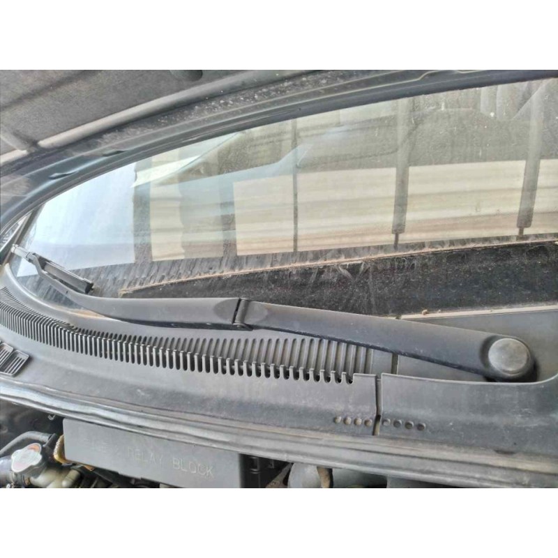 Recambio de brazo limpia delantero derecho para kia carnival 2.9 crdi vgt active referencia OEM IAM   