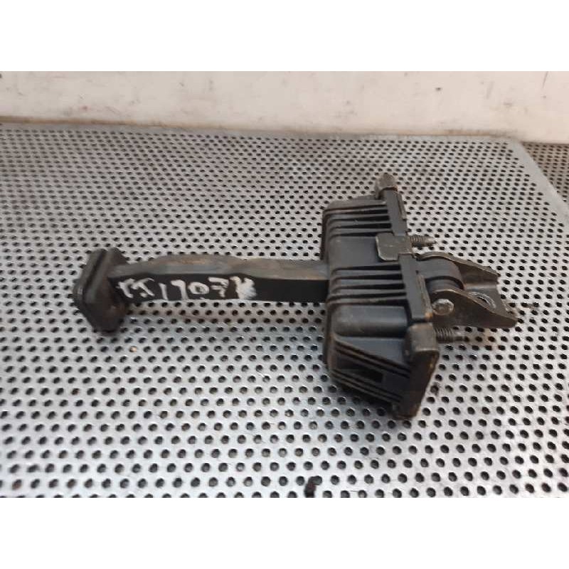 Recambio de retenedor puerta trasera izquierda para toyota avensis wagon (t25) 2.0 d-4d executive referencia OEM IAM   