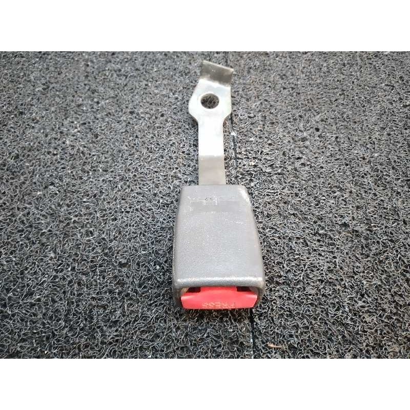 Recambio de enganche cinturon delantero izquierdo para mitsubishi montero pinin (h60/h70) 2000 gdi (5-ptas.) referencia OEM IAM 