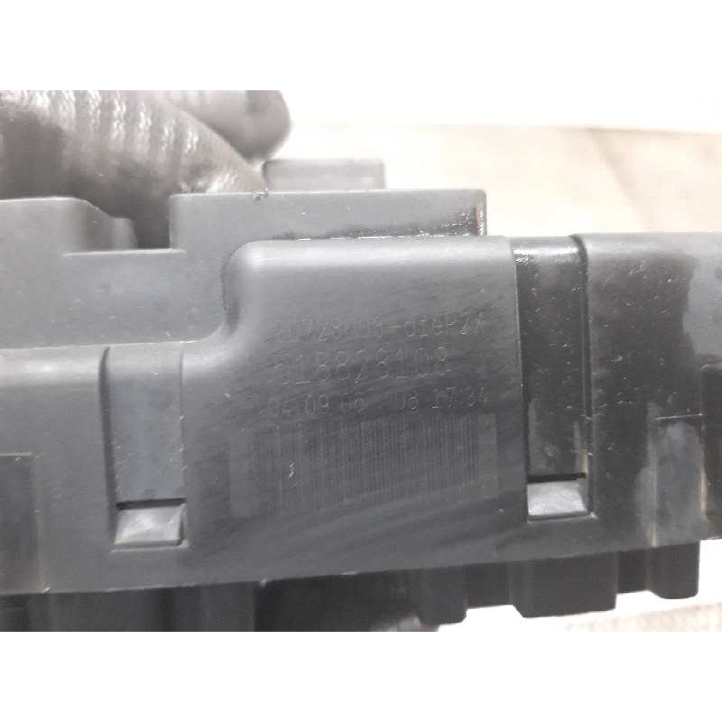 Recambio de caja reles / fusibles para volvo xc90 2.4 diesel cat referencia OEM IAM 518828108 - Negro 2