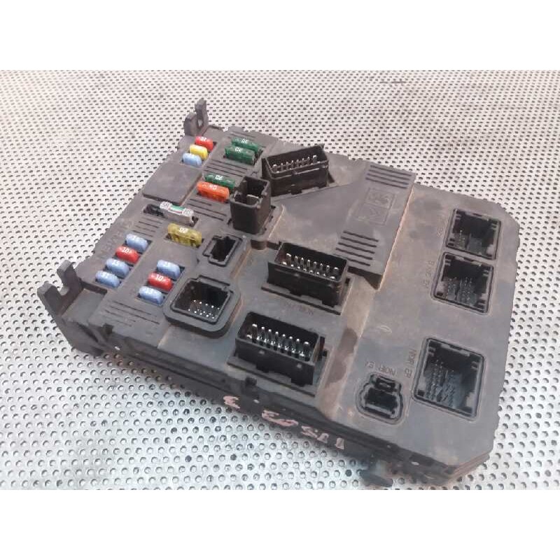Recambio de caja reles / fusibles para peugeot 206 berlina 1.4 referencia OEM IAM 9653067680  SIEMENS