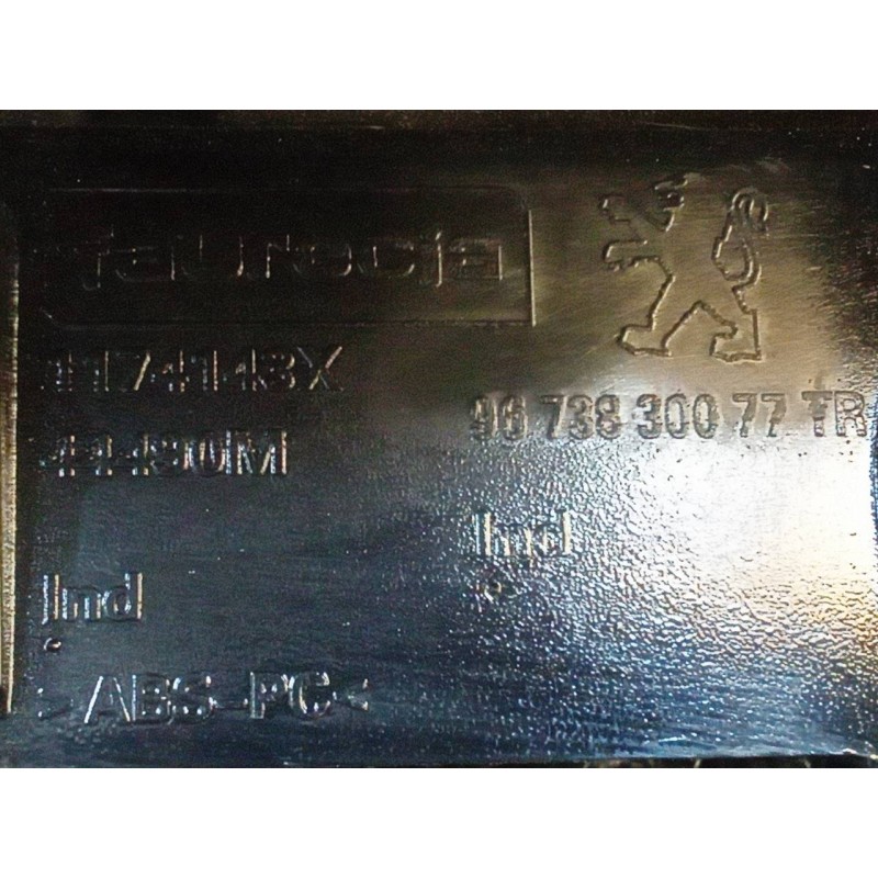 Recambio de consola central para peugeot 208 style referencia OEM IAM 9673830077TR 3
