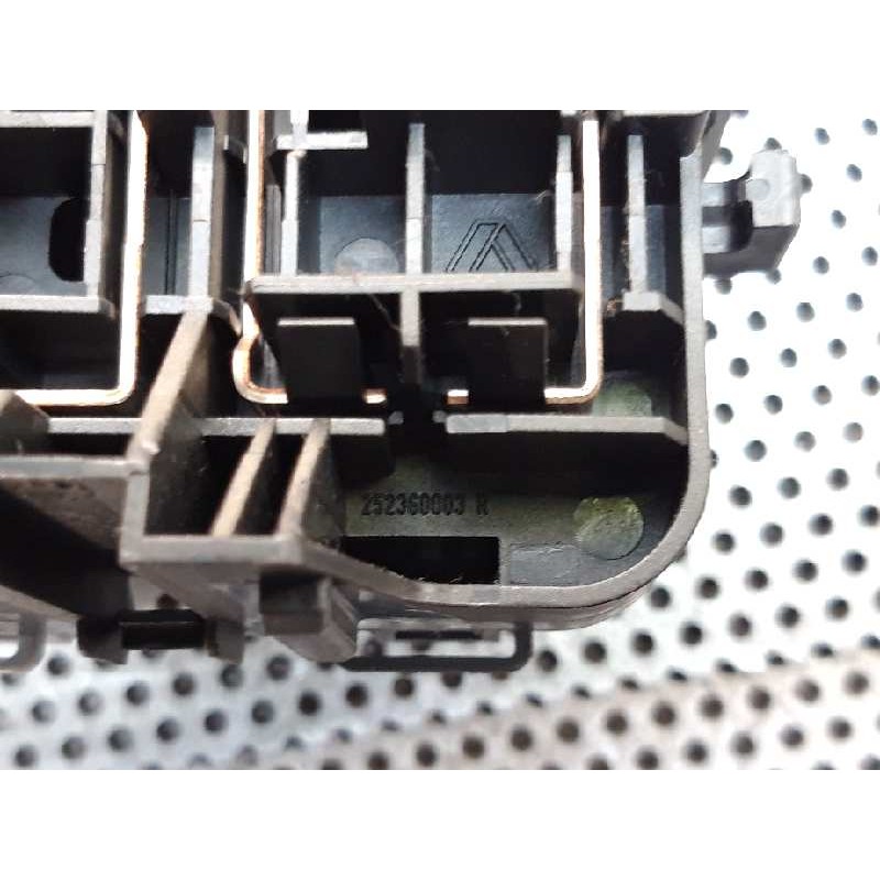 Recambio de caja reles / fusibles para renault megane iii berlina 5 p dynamique referencia OEM IAM 252360003R - Blanco 5