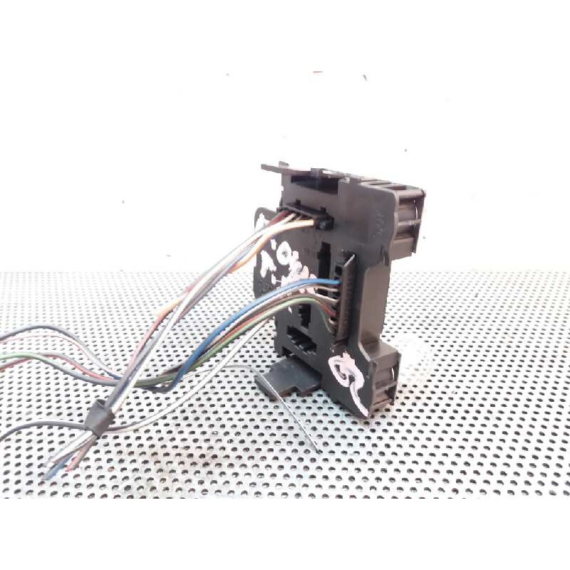 Recambio de portalamparas para volkswagen caravelle 2.4d referencia OEM IAM 2