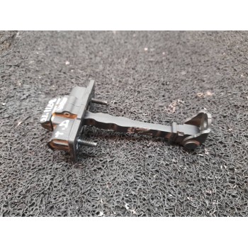 RETENEDOR PUERTA TRASERA DERECHA 