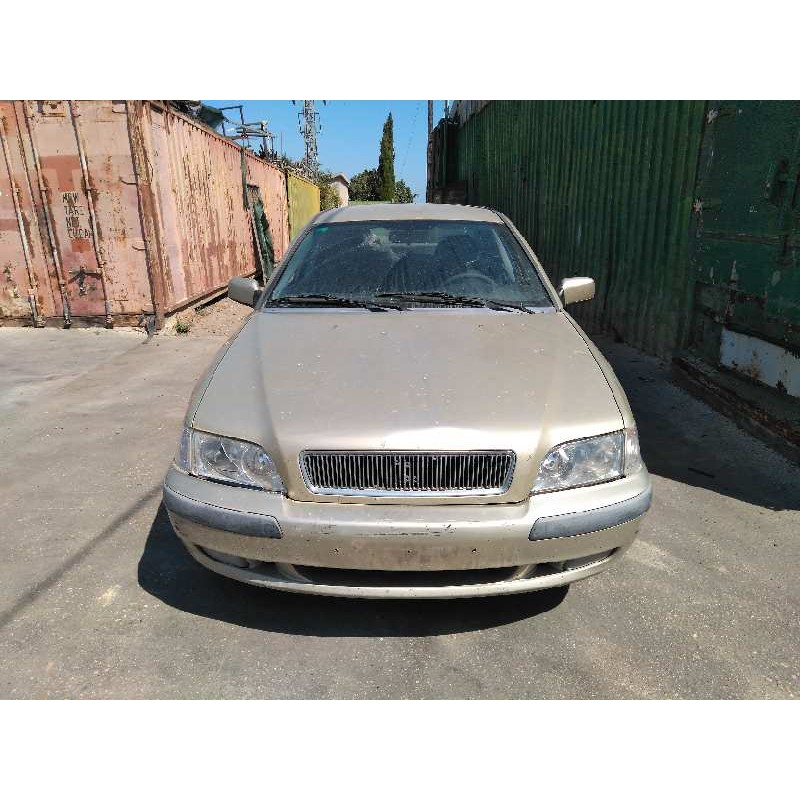 volvo s40 berlina del año 2000