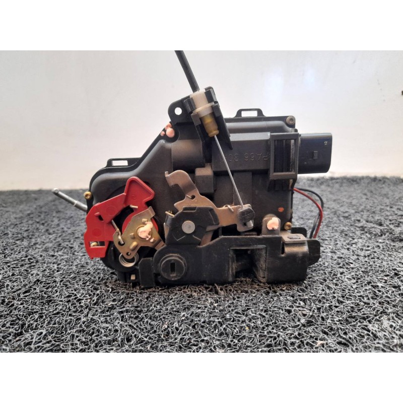 Recambio de cerradura puerta trasera izquierda para audi a4 berlina (8e) 2.5 tdi (114kw) referencia OEM IAM   