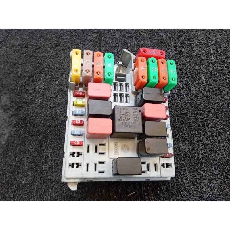 Recambio de caja reles / fusibles para fiat linea (110) dynamic referencia OEM IAM 51799849  