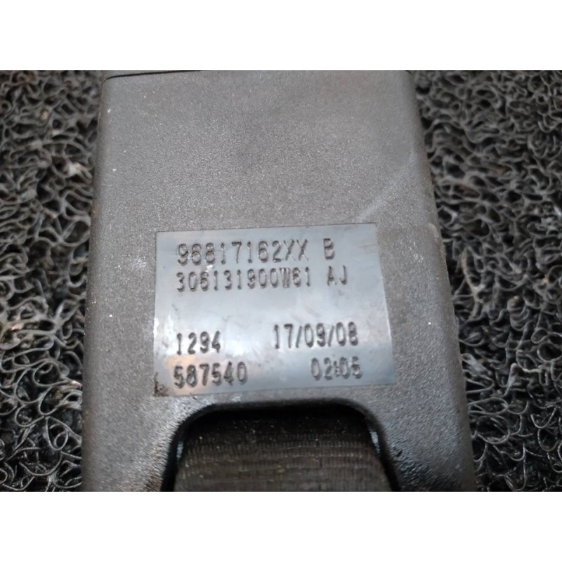 Recambio de enganche cinturon trasero derecho para citroën berlingo station wagon live edition referencia OEM IAM 96817162XX - Blanco 2