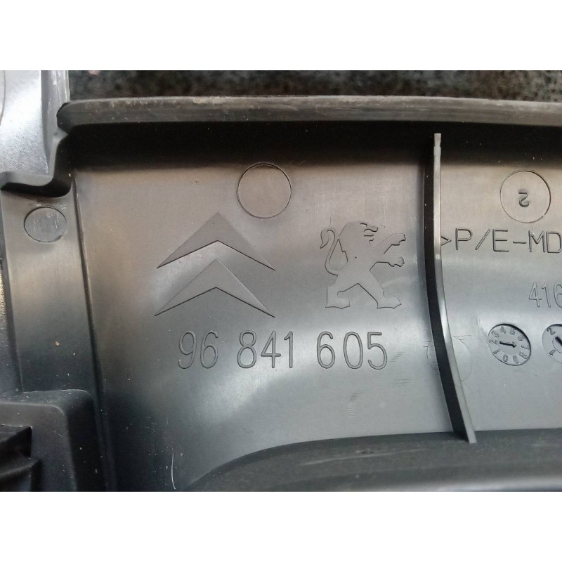 Recambio de consola central para citroën c3 attraction referencia OEM IAM 96841605 9801578777 - Blanco 4