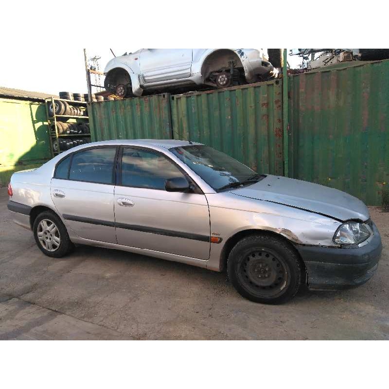 toyota avensis berlina (t 22) del año 2001