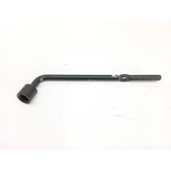 LLAVE RUEDA 