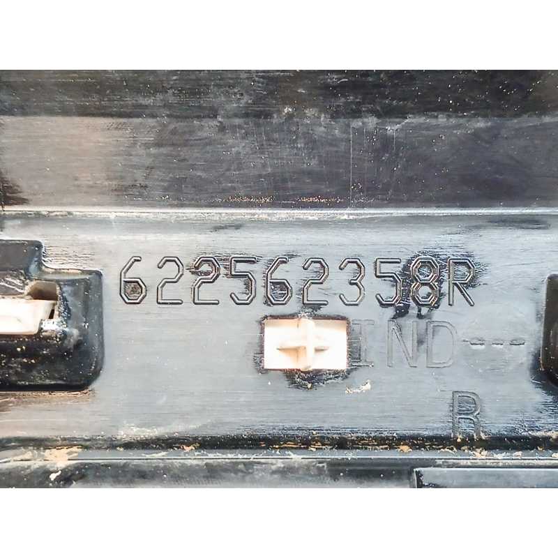 Recambio de rejilla delantera para dacia sandero iii 1.0 tce 90 referencia OEM IAM 622562358R - Negro 2