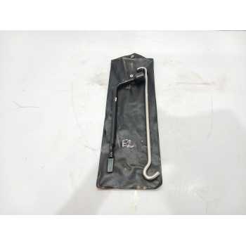 LLAVE RUEDA 