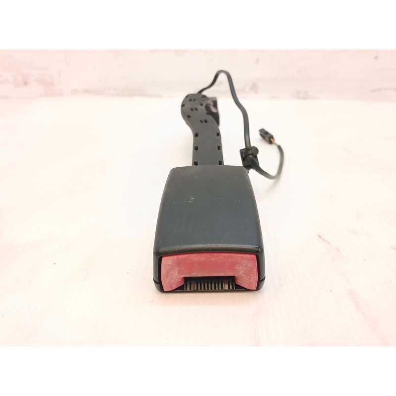 Recambio de enganche cinturon delantero derecho para seat leon (1p1) 1.9 tdi referencia OEM IAM 5P0857756F  