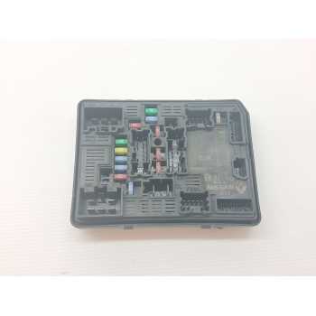 CAJA RELES / FUSIBLES 284B67877R 9510318614 5DWA11F00