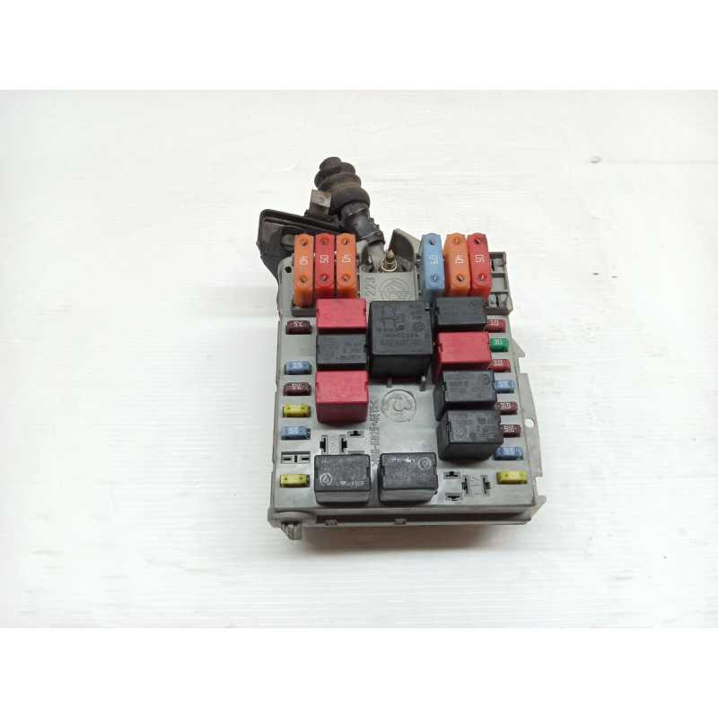 Recambio de caja reles / fusibles para alfa romeo 147 (190) 1.9 jtd cat referencia OEM IAM 51742420  