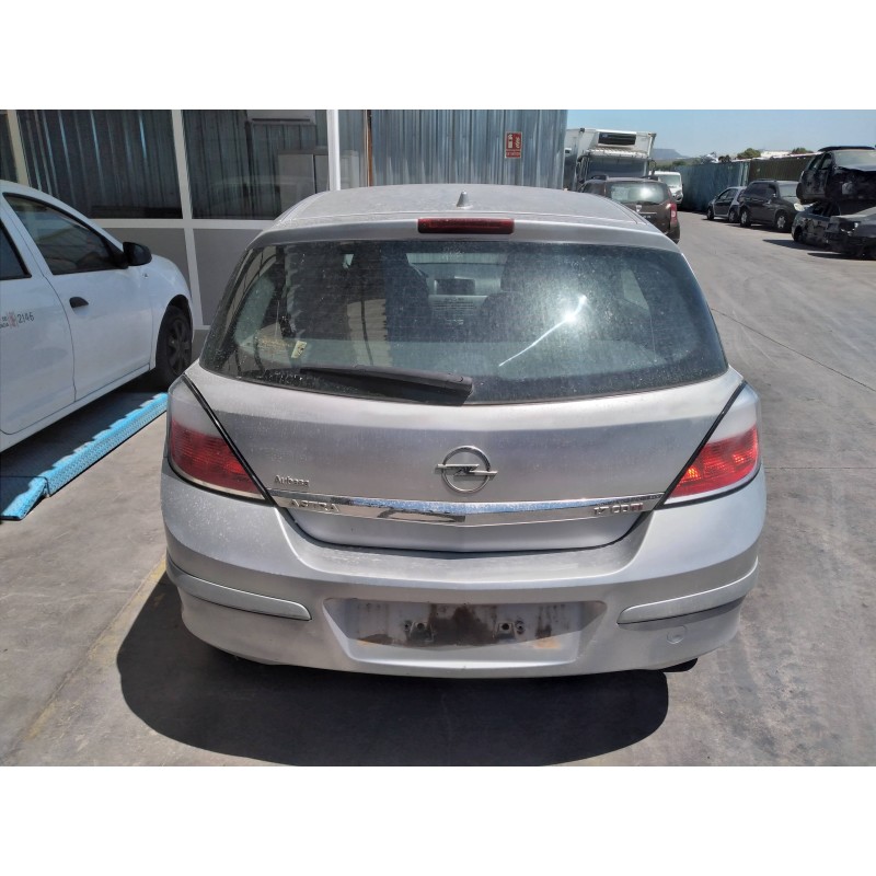 opel astra h berlina del año 2004