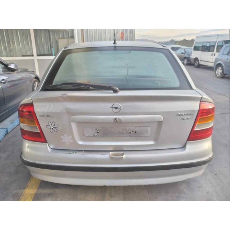 opel astra g berlina del año 2000