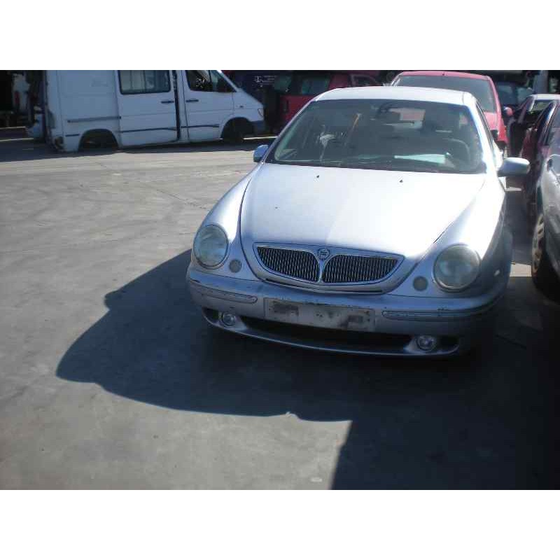 lancia lybra berlina del año 2000
