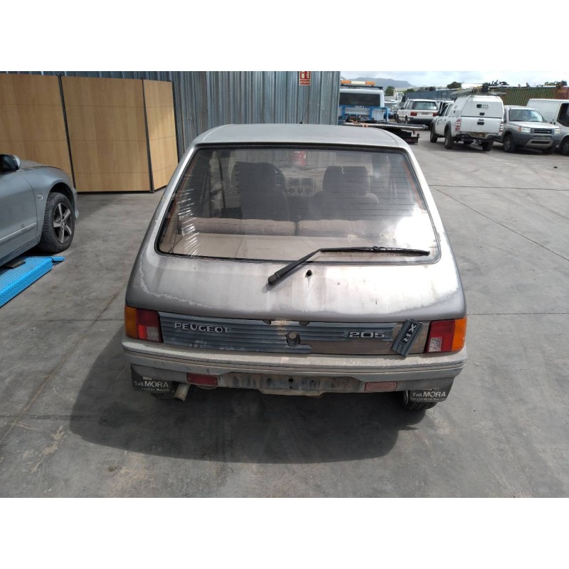 peugeot 205 berlina del año 1988