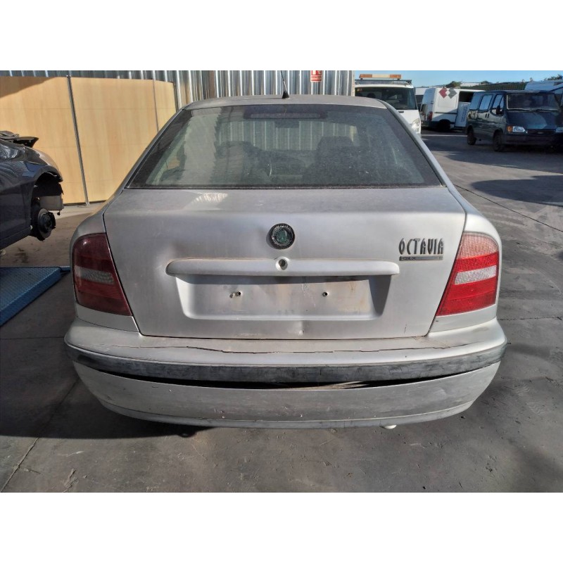 skoda octavia berlina (1u2) del año 1998